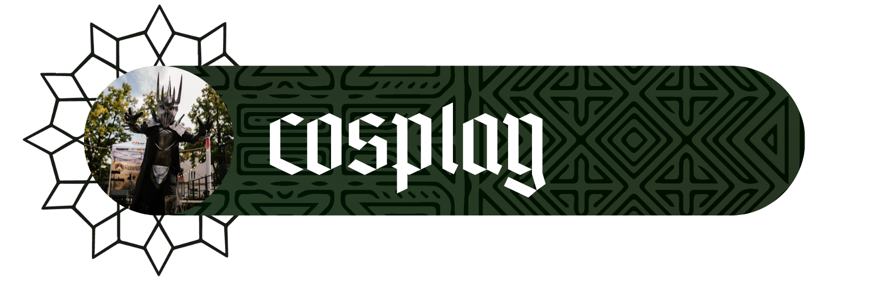 Nagłówek sekcji „cosplay” – napis na zielonym pasku ze zdjęciem cosplayera w czarnej zbroi z kolcami