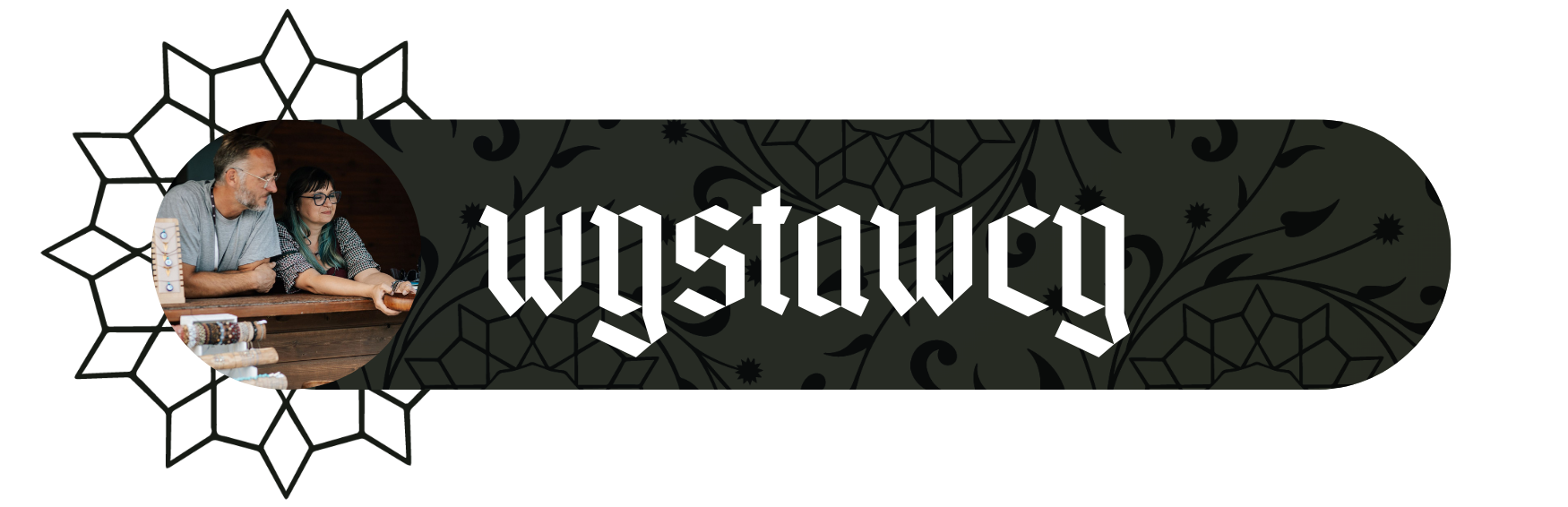 Nagłówek sekcji „wystawcy” – napis na ciemnym pasku ze zdjęciem dwóch osób przy stoisku wystawcy