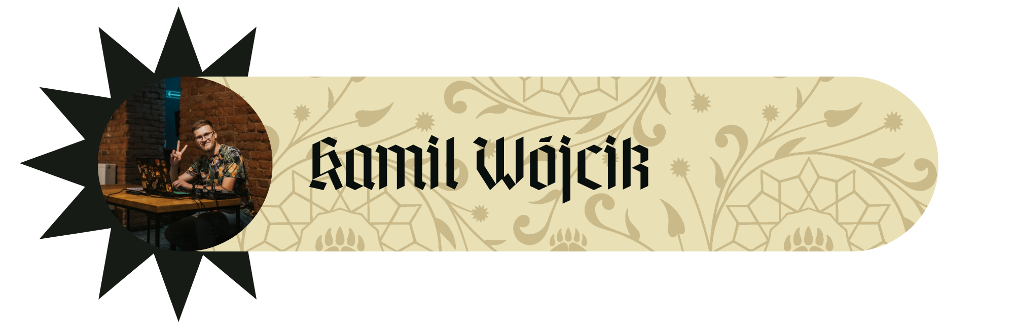 Kamil Wójcik – baner gościa RawiKonu ze zdjęciem mężczyzny przy stole z laptopem na tle ceglanej ściany