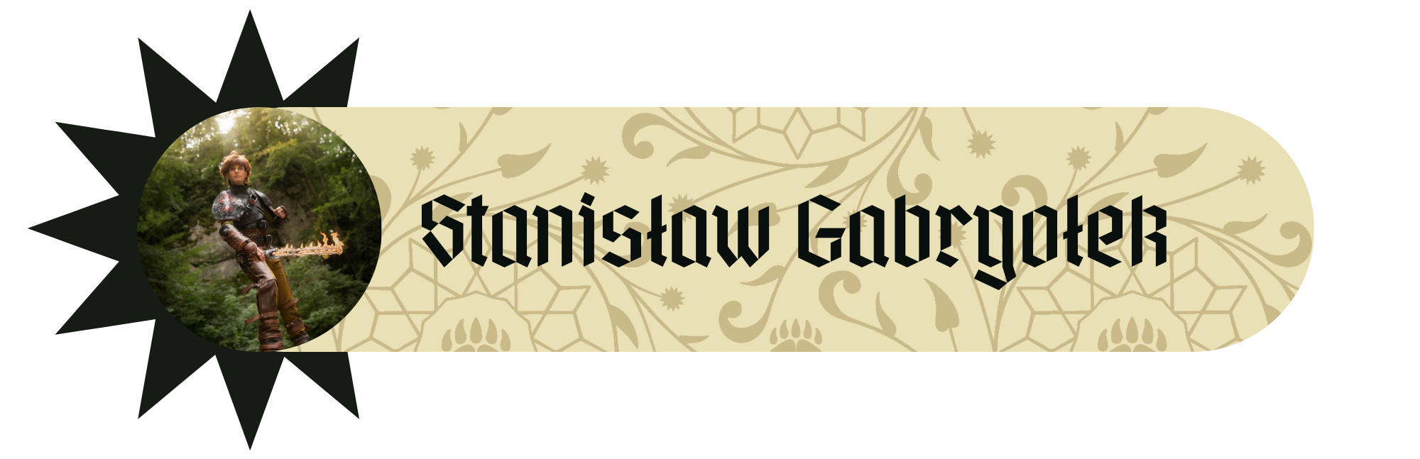 Stanisław Gabrgołek – baner gościa RawiKonu ze zdjęciem cosplayera w zbroi z płonącym mieczem w lesie