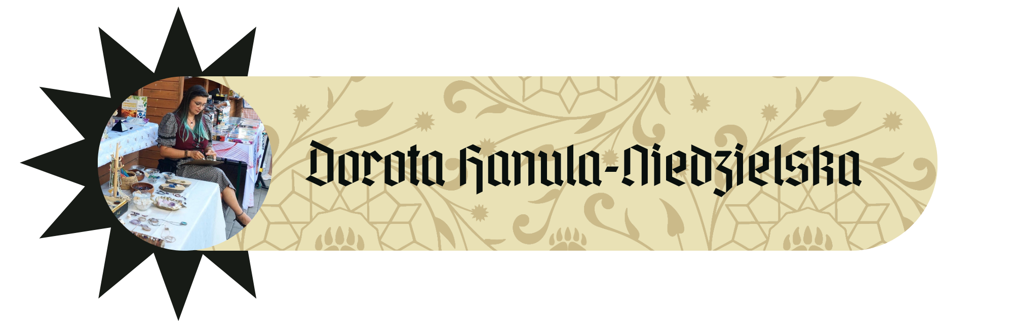 Dorota Hanula-Niedzielska – baner gościa RawiKonu ze zdjęciem kobiety przy stoisku z rękodziełem