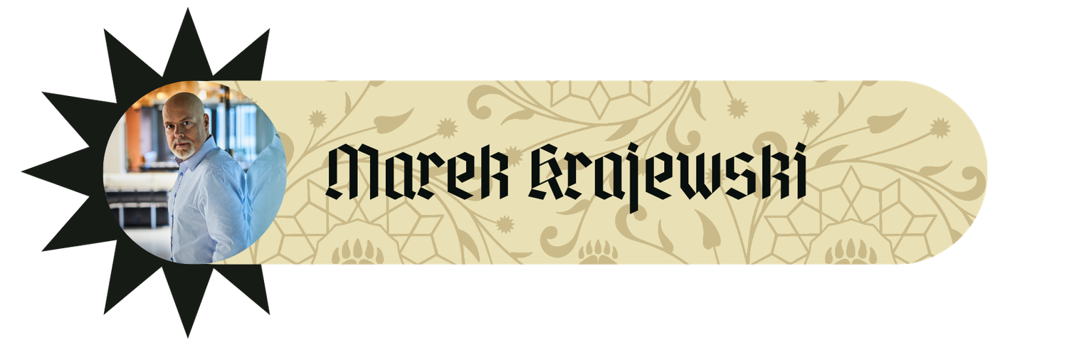 Marek Krajewski – baner gościa RawiKonu ze zdjęciem portretowym pisarza w jasnej koszuli