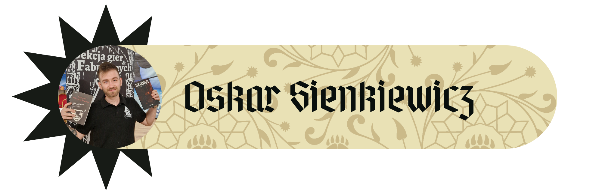 Oskar Sienkiewicz – baner gościa RawiKonu ze zdjęciem uśmiechniętego mężczyzny trzymającego dwie książki